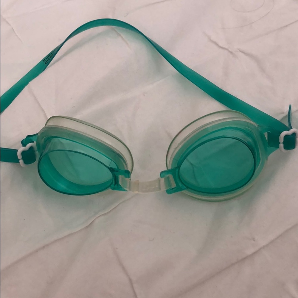 Swimming goggles